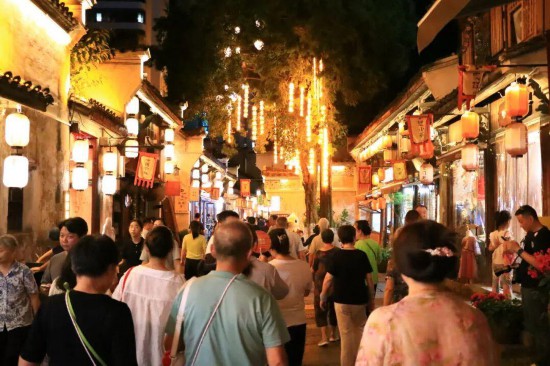 夜晚的北門街人流如織?？鲁菂^委宣傳部供圖