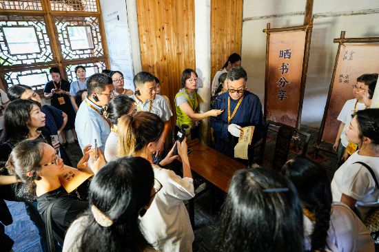 專家學者化身“曬享人”。孫凜攝