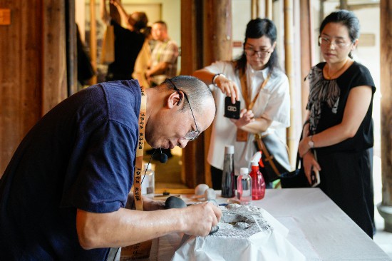 演示全形拓技藝。孫凜攝