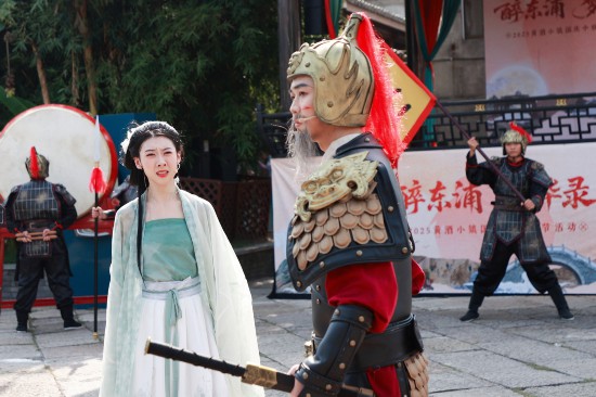 “全皇后省親”大型情景表演正在上演?；顒臃焦﹫D