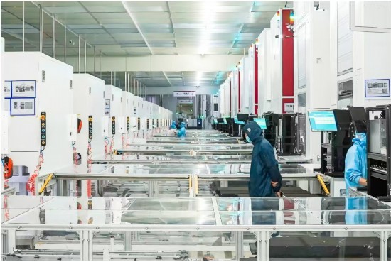 維護人員對車間全自動化設備進行巡檢。浙江移動供圖